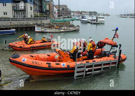 Bateaux de sauvetage de la RNLI tiré par les tracteurs et lancé à partir du quai de Littlehampton Harbour sur la rivière Arun UK Banque D'Images
