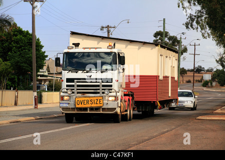 Prime Mover camion transportant un bâtiment, Courcelles l'ouest de l'Australie Banque D'Images