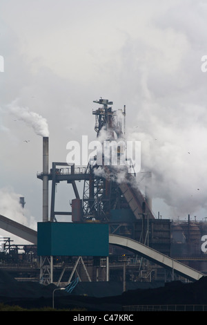 L'industrie lourde avec des tuyaux et de la fumée Banque D'Images