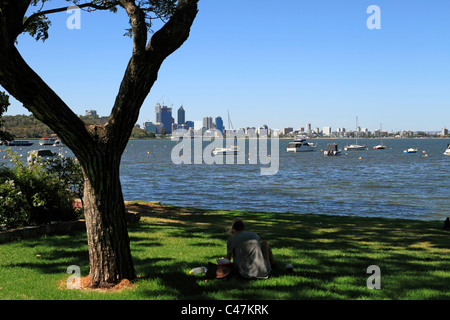 Vue sur la rivière Swan de Matilda Bay estran, Perth Western Australia Banque D'Images