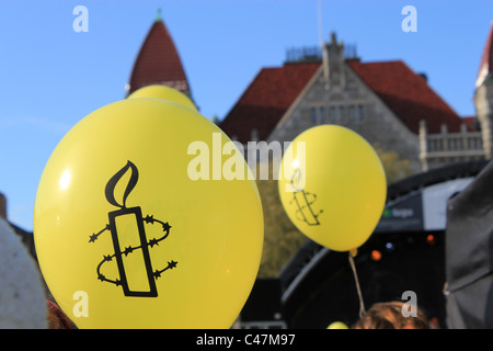 Ballons jaunes avec des logos d'Amnesty International. Banque D'Images