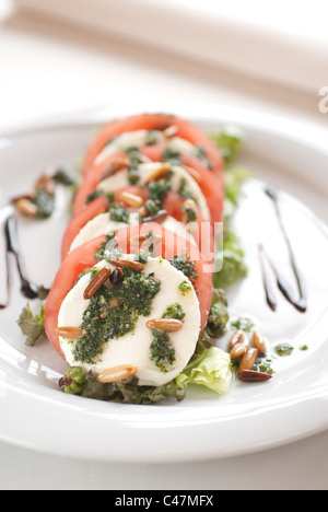 Salade caprese, salade, mozzarella, fromage, tomate, basilic caprese, huile,verre,le vin rouge Banque D'Images