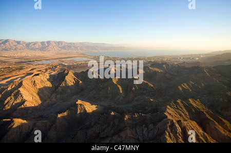 Photographie aérienne des montagnes d'Eilat au coucher du soleil Banque D'Images