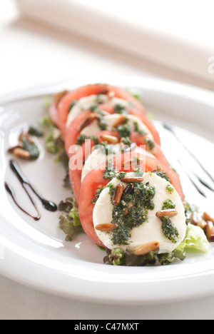 Salade caprese, salade, mozzarella, fromage, tomate, basilic caprese, huile,verre,le vin rouge Banque D'Images