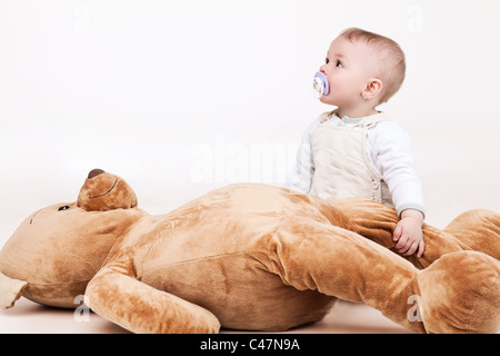 Baby Girl avec bear smiling happy hands Banque D'Images