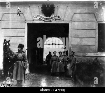 Les soldats russes en face de la caserne autrichienne à Lviv, 1914 Banque D'Images