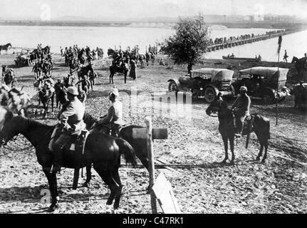 Soldats allemands en face d'un passage à niveau de la Vistule à Varsovie, 1915 Banque D'Images