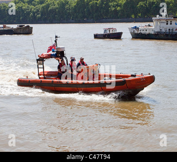 Le bateau de sauvetage de la RNLI Olive 'L'aura Deare ' d'une patrouille sur la Tamise près de la rive sud, Londres Banque D'Images