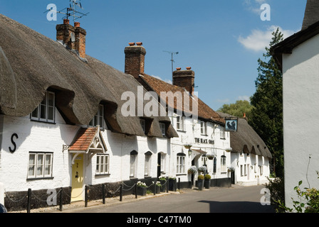 Monxton cottage blanc chaume nr Andover Hampshire en Angleterre. Le village pub The Black Swan HOMER SYKES Banque D'Images