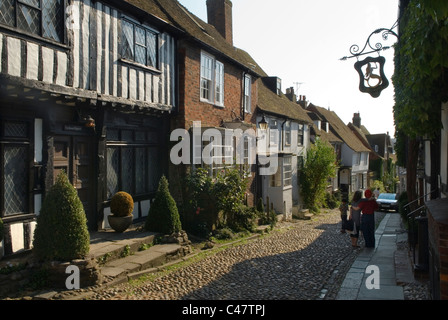 Mermaid Street, seigle, Sussex Uk. Mermaid Inn sur la gauche avec Inn signe. HOMER SYKES Banque D'Images