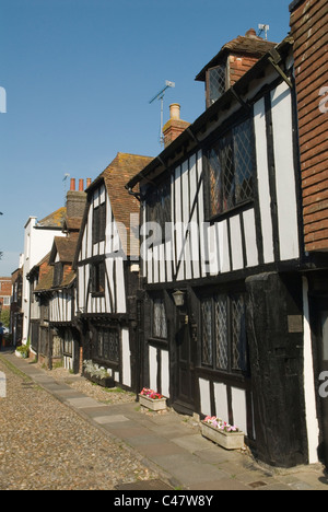 Rye East Sussex UK. La moitié médiévale bâtiment à colombages maisons familiales en place de l'Église. Rues pavées Banque D'Images