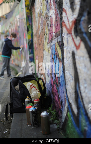 Boy essayer street art graffiti ou dans le Tunnel, Waterloo. Banque D'Images