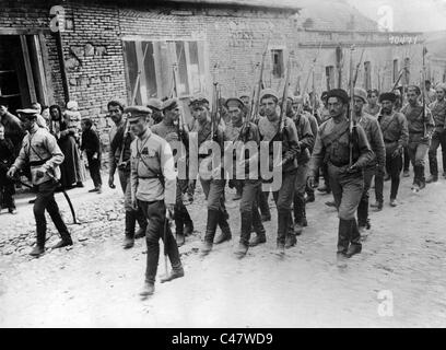 Soldats géorgiens dans une procession funéraire à Tbilissi, 1918 Banque D'Images