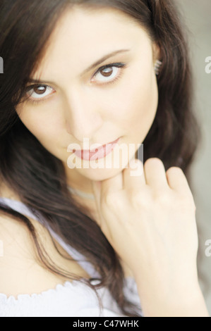 Portrait of beautiful young woman looking up, selective focus sur les yeux Banque D'Images