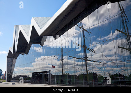 L'arrière de Glasgow Riverside Museum, Musée des Transports, avec les mâts de l'Glenlee ('Le grand voilier') reflète dans la paroi de verre Banque D'Images