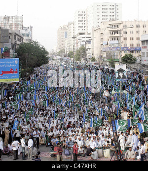 Les partisans du Jamat-e-Islami (JI) se rassemblent à MA.Jinnah road sur le deuxième jour de sit-in en faveur de leurs revendications à Karachi Banque D'Images