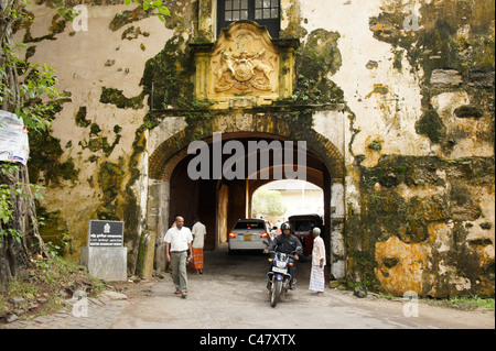 Ancienne porte avec les armoiries royales du Royaume-Uni , porte d'entrée de l'historique Fort de Galle, Sri Lanka Banque D'Images