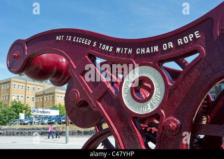 Détail de grue quai industriel historique de Gloucester Docks UK Banque D'Images