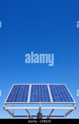 Petit panneau photovoltaïque contre un ciel bleu clair Banque D'Images