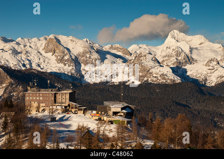 L'hôtel de ski à la station de ski de Vogel, Slovénie, avec sa vue sur le mont Triglav, le plus haut sommet de Slovénie, dans l'arrière-plan. Banque D'Images