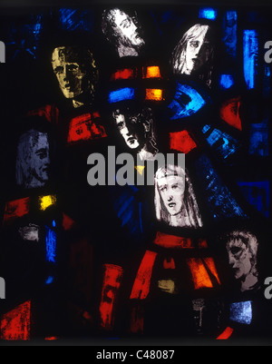 La cathédrale de Salisbury, chapelle de la trinité des prisonniers de conscience, la fenêtre d'une lancette, panneau 5, Gabriel Loire 1980 Banque D'Images