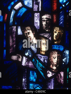 La cathédrale de Salisbury, chapelle de la Trinité, prisonniers de conscience, fenêtre, Lancet, un détail par Gabriel Loire 1980 Banque D'Images