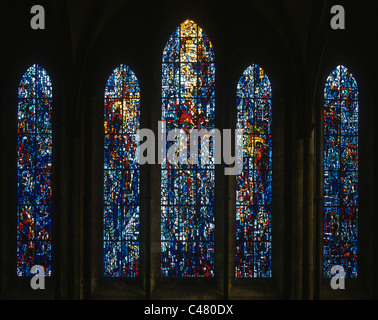 La cathédrale de Salisbury, chapelle de la Trinité, à l'Est fenêtre, prisonniers de conscience fenêtre, Gabriel Loire 1980 Banque D'Images