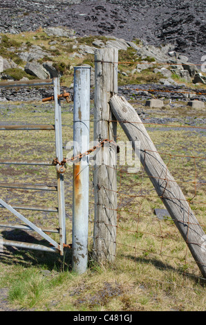 Vieille porte, publiez et clôture dans le Dinorwig désaffectée mine d'ardoise, Snowdonia, le Nord du Pays de Galles, Royaume-Uni Banque D'Images