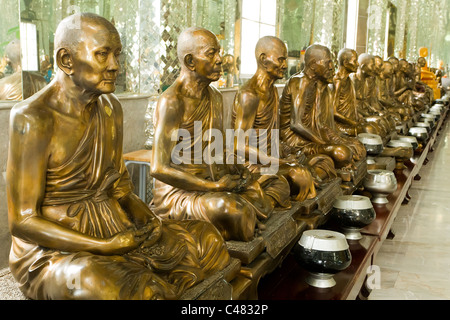 Rangée de moine d'or statues bouddhiques de la Viharn Kaew temple de cristal, angthong, Thaïlande Banque D'Images