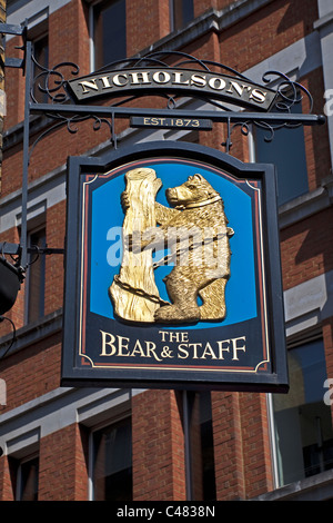 Charing Cross Road, Londres l'Ours et le personnel Juin 2011 Banque D'Images