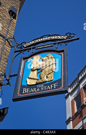 Charing Cross Road, Londres l'Ours et le personnel Juin 2011 Banque D'Images