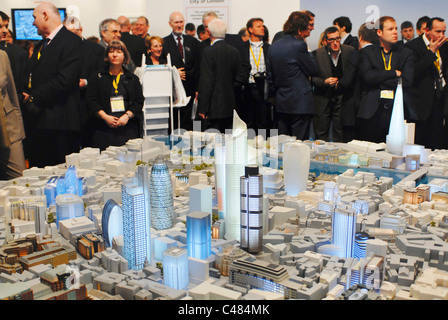 FRANCE CANNES. 11ème mars 2009. Avis aux investisseurs la City de Londres se tenir au MIPIM le plus grand événement d'investissement immobilier Banque D'Images