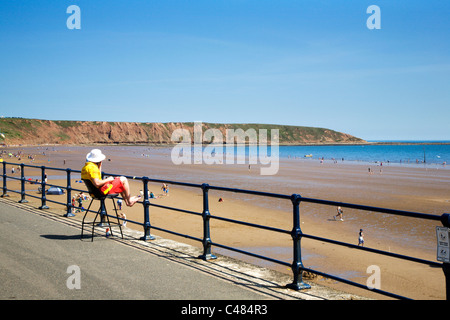 Sauveteur RNLI en devoir au nord Yorkshire Angleterre Filey Banque D'Images