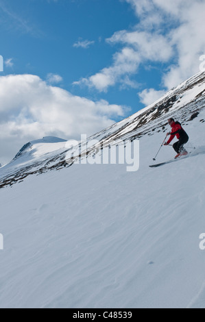 Reaiddavaggi Stuor Skifahrer im Tal, Kebnekaisefjaell, Norrbotten, Laponie, Schweden Banque D'Images