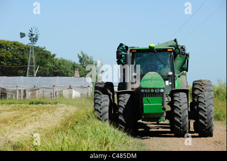 L'URUGUAY Bella Uniòn , 2100 hectares ferme près de fleuve Uruguay, du transport du riz au cours de la récolte avec un tracteur John Deere Banque D'Images