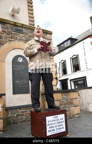 Un 'né de nouveau' Christian homme debout sur une boîte de prêcher dans la rue, Aberystwyth Wales UK Banque D'Images