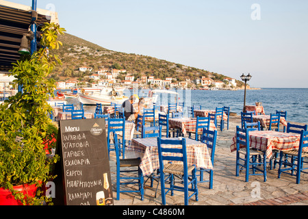 Restaurant en bord de mer, Ayia Kyriaki, le sud de la péninsule Pilion, Grèce Banque D'Images