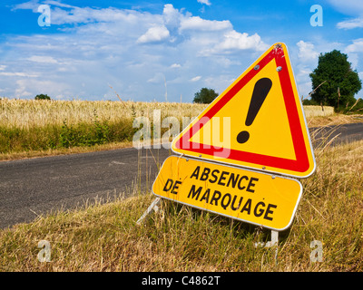 Travaux routiers français 'absence de marquage' / Pas de marquage - triangle d'avertissement de sécurité sur la verge - France. Banque D'Images