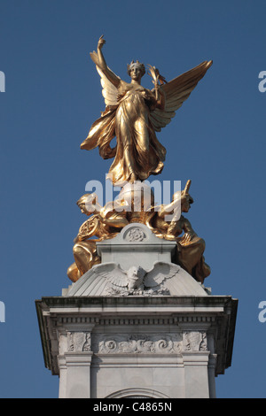 Vue rapprochée de statue en or sur le Queen Victoria Memorial) (à l'extérieur de Buckingham Palace, London, UK. Banque D'Images