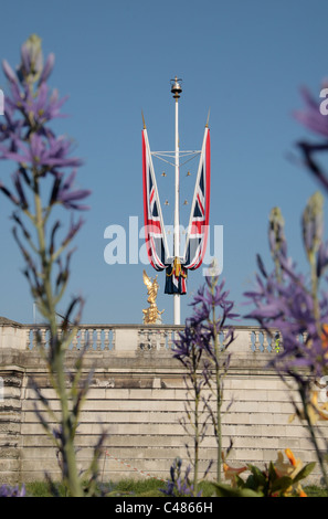 Union de cérémonie drapeaux flottants au-dessus du Mall près de Buckingham Palace avant le mariage royal, avril 2011. Banque D'Images