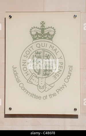 Comité judiciaire du Conseil privé affiche à l'extérieur de l'édifice de la Cour suprême, la place du Parlement, Westminster, London, UK. Banque D'Images