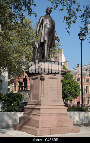 1851 granite et statue en bronze par le sculpteur Matthieu Noble de Sir Robert Peel à la place du Parlement, Londres, Royaume-Uni. Banque D'Images