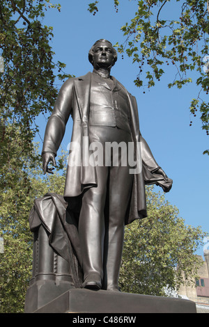 1851 granite et statue en bronze par le sculpteur Matthieu Noble de Sir Robert Peel à la place du Parlement, Londres, Royaume-Uni. Banque D'Images