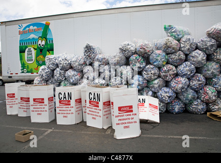 Les canettes en aluminium de la société Coca Cola sont recueillis pour la charité de Bend, Oregon. Banque D'Images