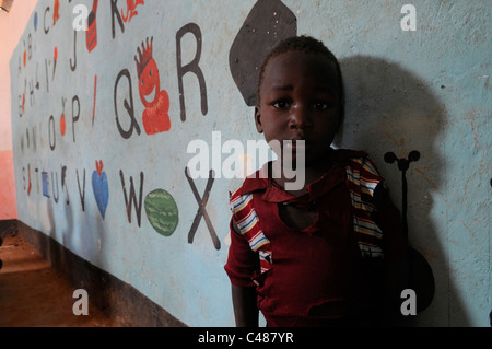 Un jeune garçon en Afrique Malawi Banque D'Images