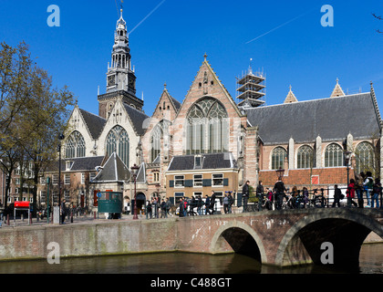 La Oude Kerk (vieille église) à partir de l'Oudezijds Voorburgwal, Amsterdam, Pays-Bas Banque D'Images