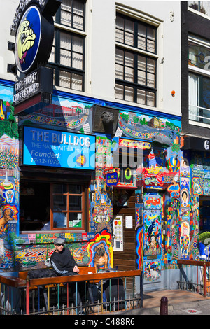 L'original Bulldog Coffeeshop à Oudezijds Voorburgwal 90 dans le quartier rouge (De Wallen), Amsterdam, Pays-Bas Banque D'Images