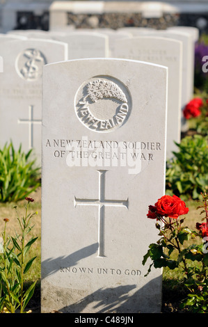 Un soldat néo-zélandais de la Grande Guerre. Grave à Tyne Cot, un cimetière de la PREMIÈRE GUERRE MONDIALE, près d'Ypres, Belgique. Banque D'Images