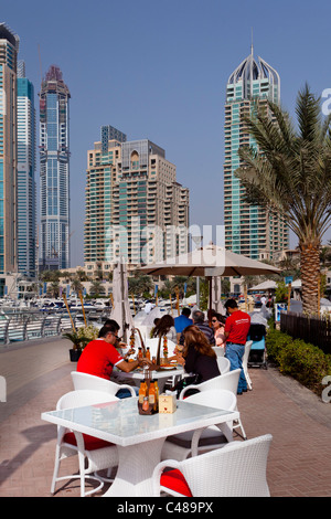 Un restaurant en plein air dans le quartier du port de plaisance de Dubaï, Émirats arabes unis, le golfe Persique. Banque D'Images