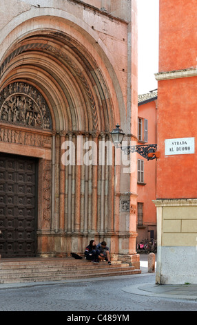 Un couple assis sur les marches de l'Battistero à Parme Banque D'Images